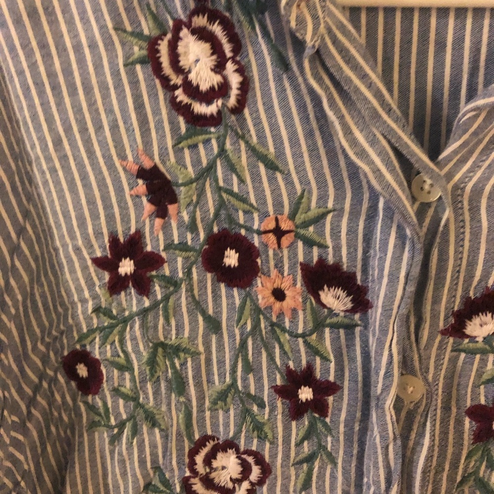Embroidered button down - Picture 4 of 4